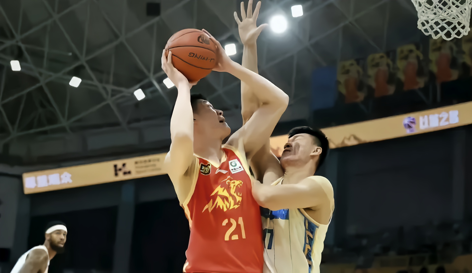 亚博体育-足总杯赛程吃紧，广厦男篮集结日主帅复盘，气氛紧张，身体对抗强度拉满-亚博体育